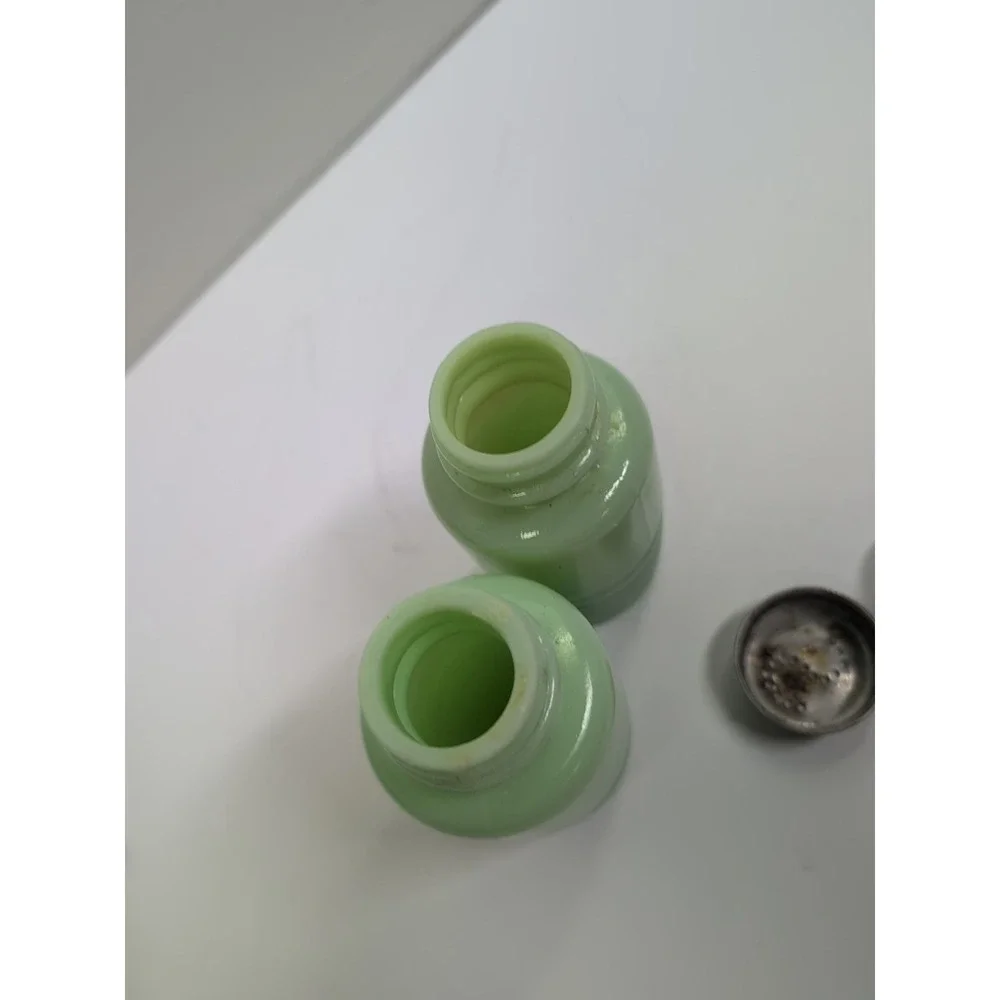 VTG - Jeannette Jade-ite‎ Beehive Salt & Pepper Shaker Set with Lids